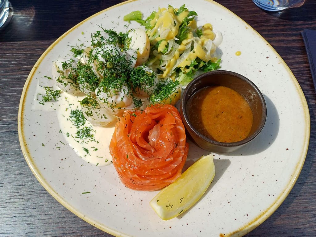 Heiß geräucherter Lachs mit Dillkartoffeln und Salat in der Rögeriet Skanör. Skanör, Havsbad, Fiskrögeri, Lachs