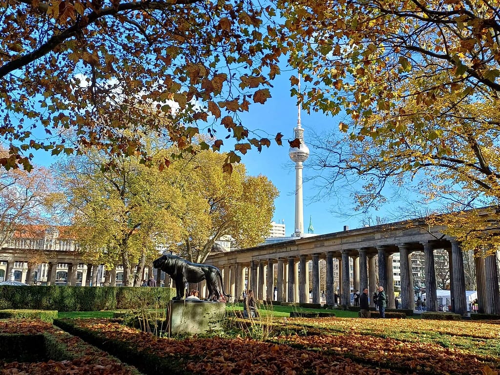 Berlin, Museumsinsel, Alte Nationalgalerie, Fernsehturm