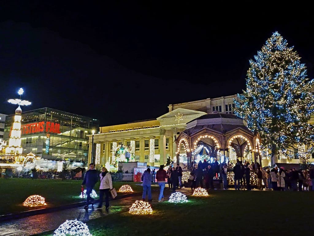 Stuttgarter Weihnachtsmarkt, Schlossplatz, Königsbau, Kunstmuseum