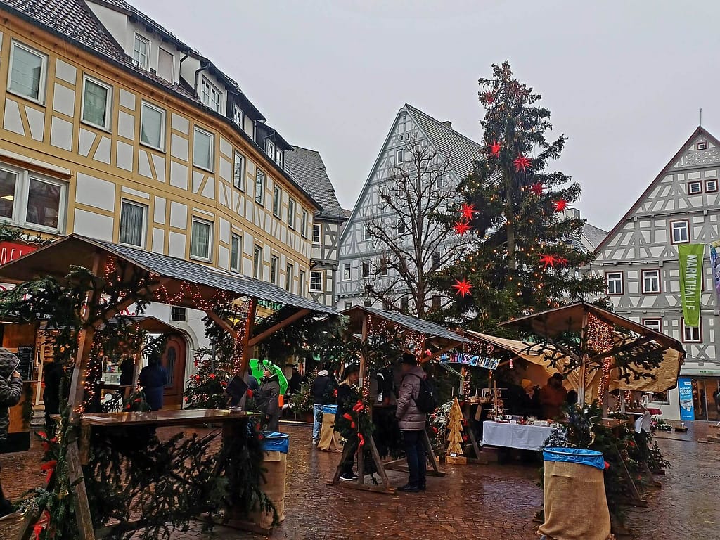 Weihnachtsmarktstände, Weihnachtsbaum, Waiblingen, Marktplatz