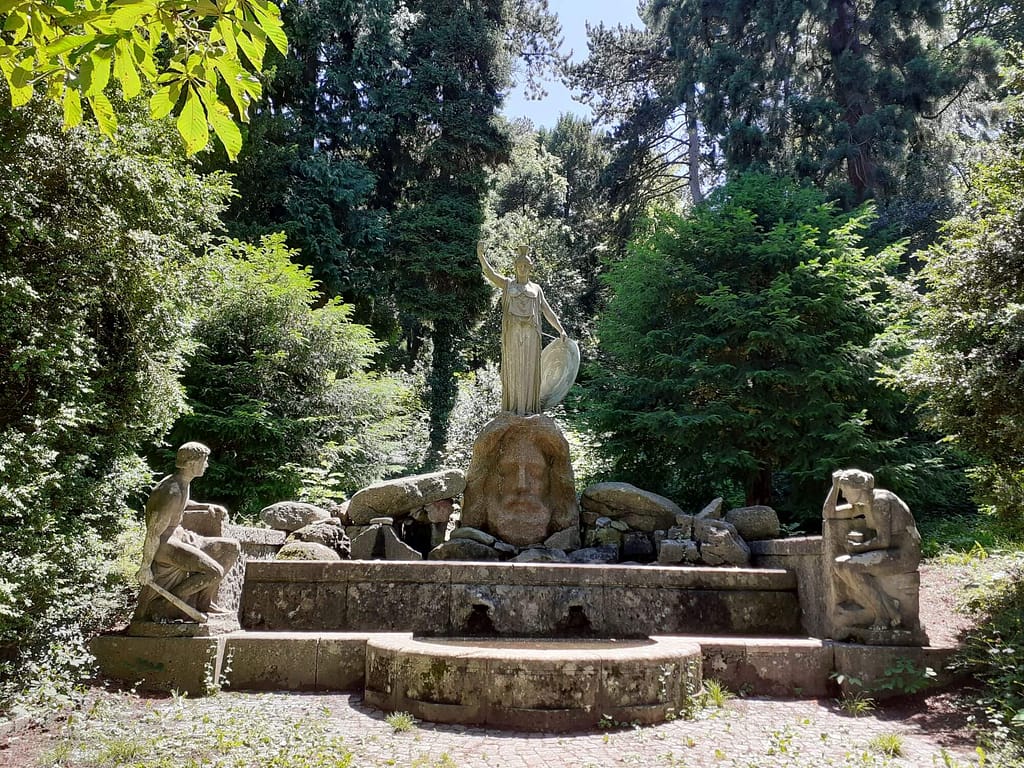 Der schöne Athenebrunnen im Park der Stuttgarter Karlshöhe