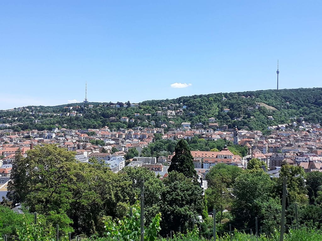 Die Aussicht von der Stuttgarter Karlshöhe auf den Süden, im Hintergrund der Fernsehturm