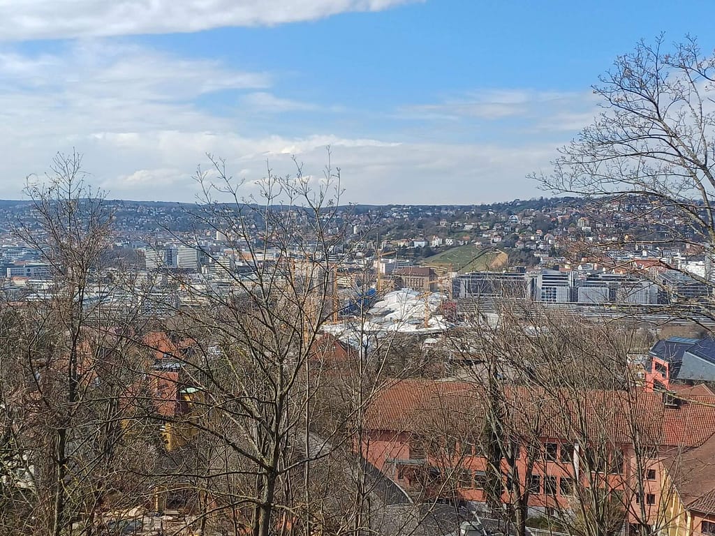 Die Aussicht von der Stuttgarter Uhlandshöhe auf das Europaviertel hinter dem Hauptbahnhof