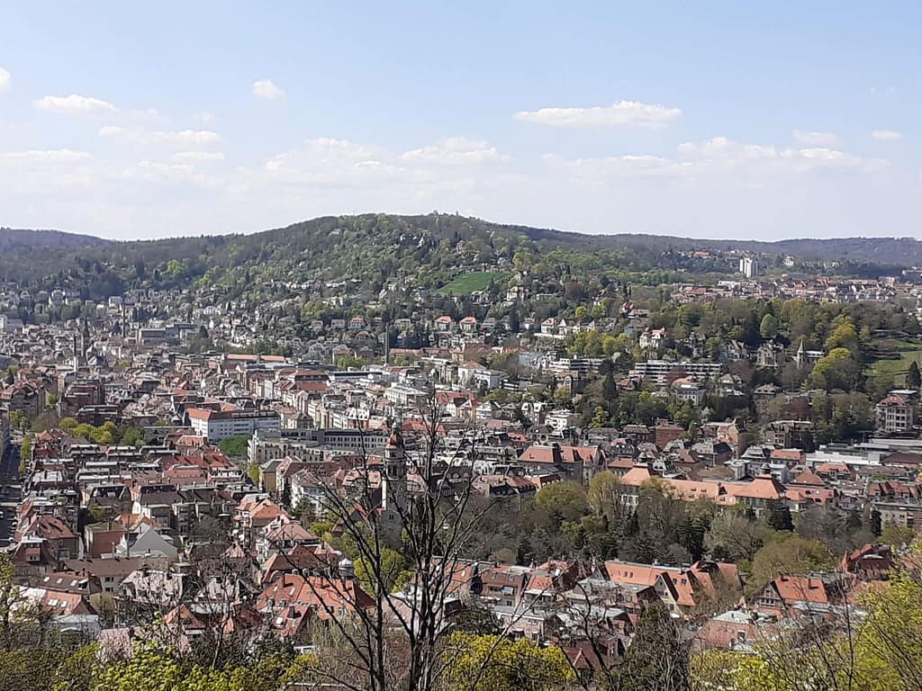 Die Aussicht vom Stuttgarter Weißenburgpark auf Stuttgart-Süd mit der Markuskirche und der Karlshöhe