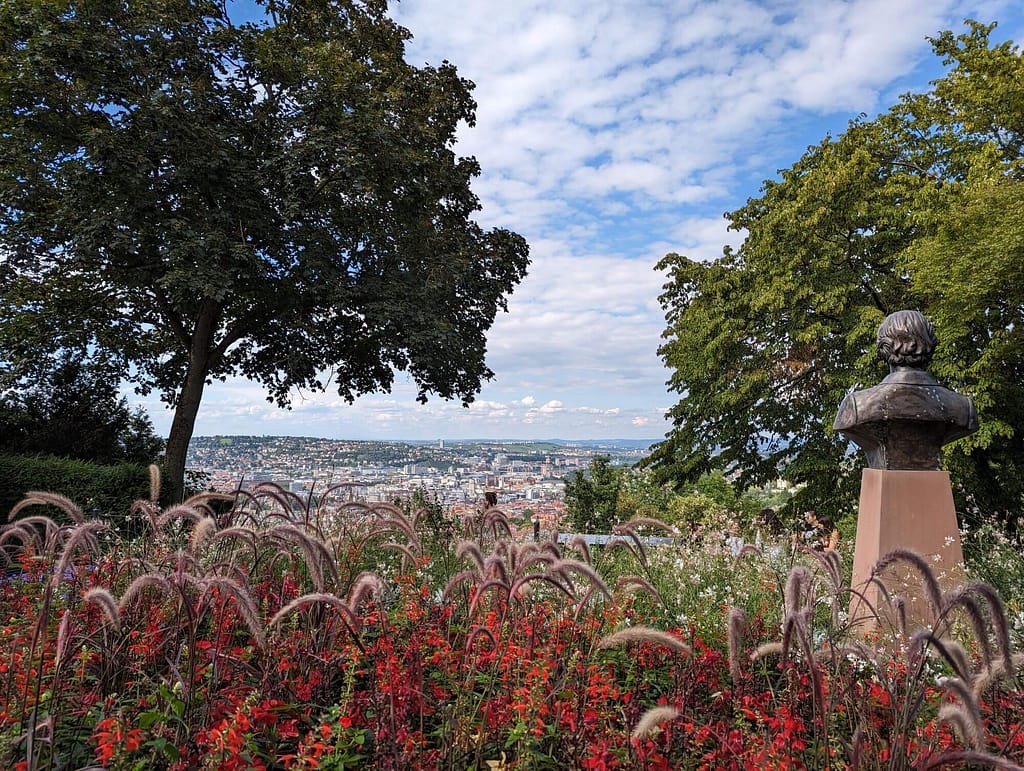 Die Aussicht auf den Stuttgarter Talkessel vom Santiago-de-Chile-Platz mit der Büste von Gabriela Mistral