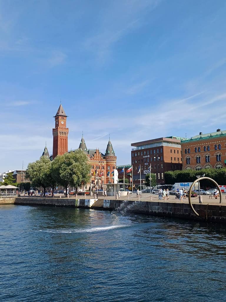 Hafen von Helsingborg beim Hauptbahnhof Helsingborg C und Elite Hotel Marina Plaza. Blick auf Helsingborgs Rådhus Helsingborg, Elite Hotel Marina Plaza, Rådhus