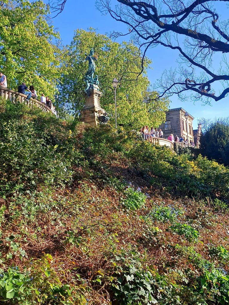 Die Aussichtsterrasse am Stuttgarter Eugensplatz mit der Galateastatue