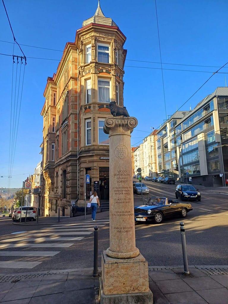 Die Mops-Statue am Stuttgarter Eugensplatz erinnert an den Humoristen Loriot